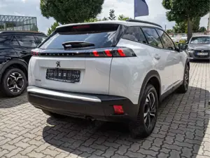 Peugeot 2008 1.2 Allure KLIMA PDC SHZ KAMERA NAVI LED Bild 4