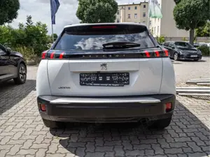 Peugeot 2008 1.2 Allure KLIMA PDC SHZ KAMERA NAVI LED Bild 5