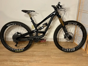 YT Capra- Large, Carbon, Fox Kashima, XTR, Code, e*thirteen 29", Enduro Mtn Bike