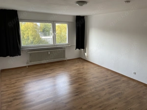 Gemütliche , schöne 1 Zimmerwohnung mit großem Keller und TG.- Stellplatz