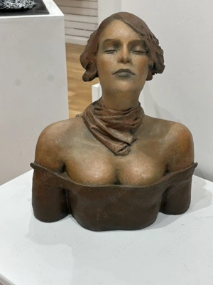 Künstler sucht weibliches Modell zur Modellierung einer Skulptur