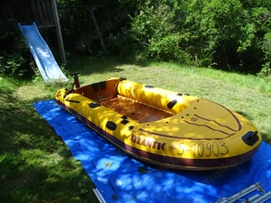 Schlauchboot mit Segelaufsatz