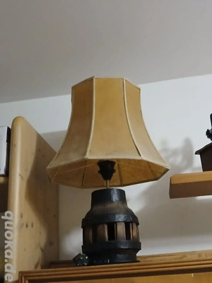 tischleuchte mit lampenschirm auf papyrus