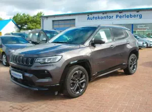Jeep Compass 80th Anniversary.Teilleder.1-Hand