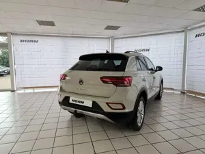 Volkswagen T-Roc Life,1.Hand,unfallfrei,Navi,AHK, HU neu,Scheckheft Bild 3