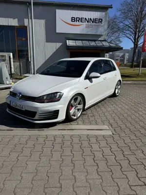 Volkswagen Golf GTI Performance BlueMotion Technology DSG