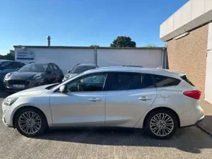 Ford Focus TITANIUM NAVI / STANDHEIZUNG / ACC / RFK / W-PAKET Bild 3