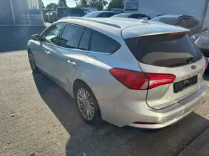 Ford Focus TITANIUM NAVI / STANDHEIZUNG / ACC / RFK / W-PAKET Bild 4