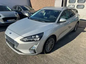 Ford Focus TITANIUM NAVI / STANDHEIZUNG / ACC / RFK / W-PAKET Bild 2
