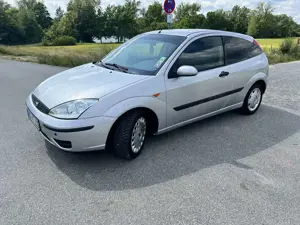 Ford Focus Ambiente 1,4 motor. top