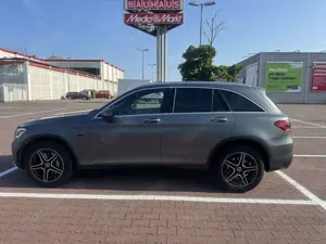 Mercedes-Benz GLC 300 e 4Matic 9G-TRONIC AMG Line Bild 3