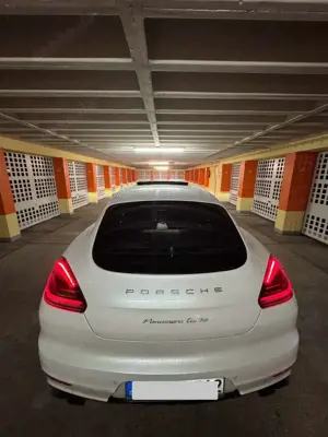 Porsche Panamera Turbo PDK perlmuttweiß