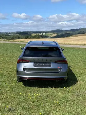 Skoda Octavia Combi 2.0 TSI RS Pano Matrix 05/2025 Bild 3