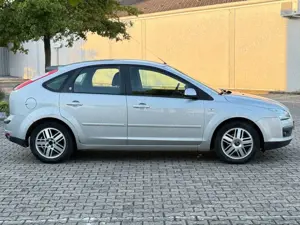 Ford Focus 1.6 Ti-VCT Ghia / 82.000 km / TOP ZUSTAND Bild 5