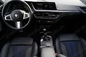 BMW 118 i M-Sport SHZ PDC Navi WLAN DAB dunkle Scheiben Bild 5