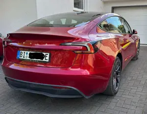 Tesla Model 3 Ultra Red Highland AHK Sitzkühlung SHZ RWD Bild 3