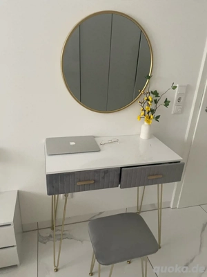 Eleganter Schminktisch mot spiegel und Stuhl 