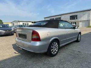 Opel Astra 2.2 16V Bild 4