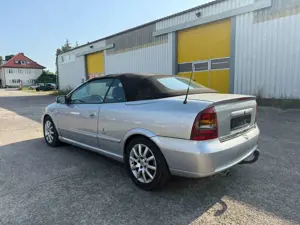 Opel Astra 2.2 16V Bild 3