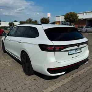 Volkswagen Passat Variant 2.0 TDI R-Line Black Style Bild 2