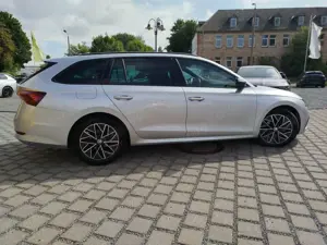 Skoda Octavia Combi Style 2.0 TDI DSG*HEAD-UP*NAVI*ACC Bild 4
