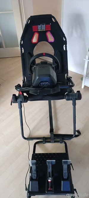 Rennstuhl mit Thrustmaster Lenkrad und Pedalen