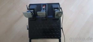 Rennstuhl mit Thrustmaster Lenkrad und Pedalen Bild 2