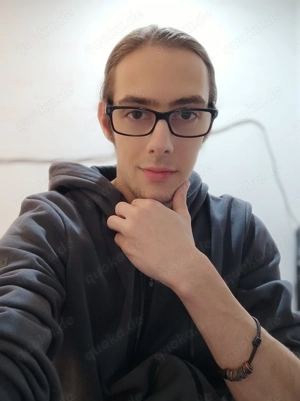 Junger Mann (22) sucht sympathische Sie für Treffen