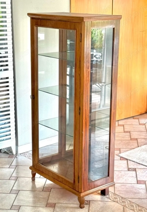 Elegante Vitrine aus Kirschholz verglast Art Deco Stil