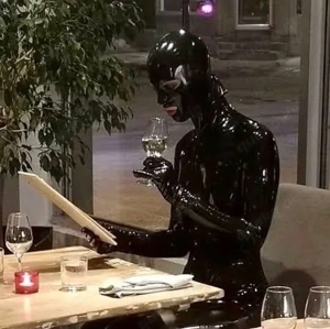 Welche schlanke , junge Sie (21-38) trägt gern Latex