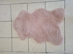 Flauschiger rosaner Teppich 