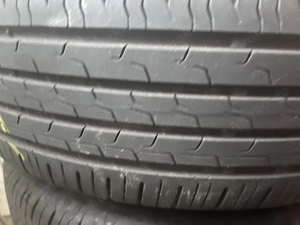 Sommerreifen auf Felgen. Peugeot 2008 BJ 2020