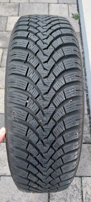 Winterreifen mit Stahlfelgen u. org. Radkappen für Fiat 500; 6-8mm Profiltiefe.