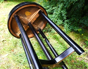 Beistelltisch, Holz, Glasplatte m. floraler Stickerei in grau