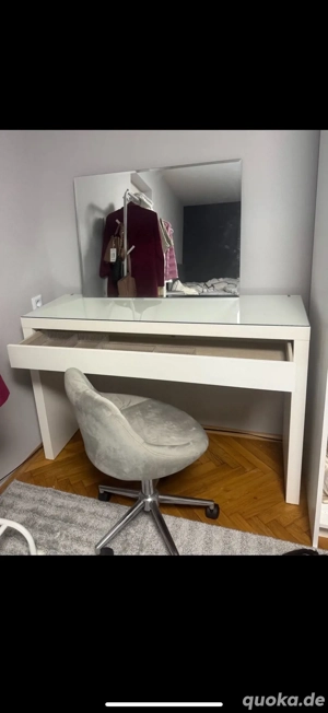Schminktisch mit Schminkfächer, Spiegel und Stuhl