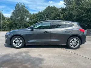 Ford Focus Lim Titanium RFK SPUR LED NAVI SEHR SAUBER Bild 2