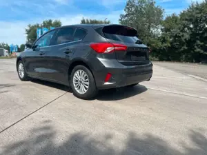 Ford Focus Lim Titanium RFK SPUR LED NAVI SEHR SAUBER Bild 3