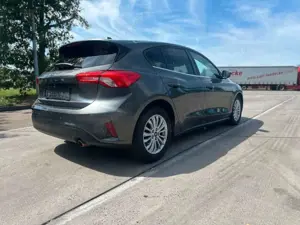 Ford Focus Lim Titanium RFK SPUR LED NAVI SEHR SAUBER Bild 5