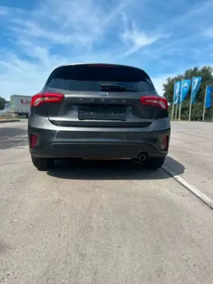 Ford Focus Lim Titanium RFK SPUR LED NAVI SEHR SAUBER Bild 4