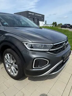Volkswagen T-Roc Style 4Motion AHK/PANO/LEDER/IQ-Light Bild 3