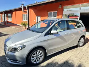 Mercedes-Benz B 180 Navi * SHZ * Klima * Top-Zustand * Mit Garantie *