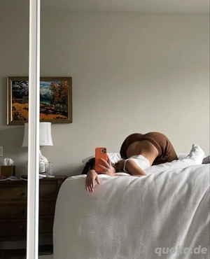 Soft & attraktiver Anzeige für einen Adult Chat Service