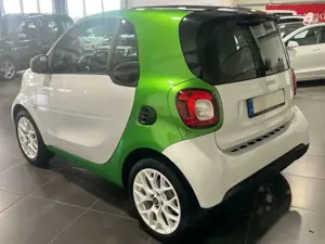 smart forTwo coupe EQ Automatik **Navi*Panorama*Temp** Bild 3