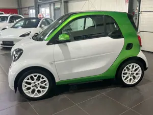 smart forTwo coupe EQ Automatik **Navi*Panorama*Temp** Bild 2