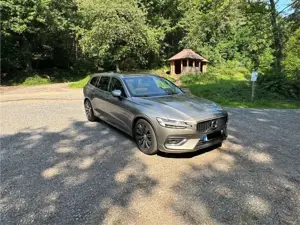 Volvo V60 T5 Ins+HUD+Pan+Pilot Assist Bild 2