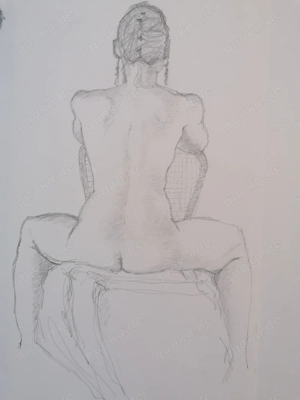 Weibliches Aktmodell vor der Staffelei gesucht