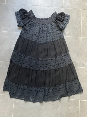 Kleid mit Spitzeneinsätzen