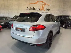 Porsche Cayenne /PANO/AHK/NAVI/LED/SHZ/LEDER/BI-XENON/TEM Bild 2