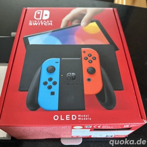 Nintendo Switch OLED-Modell mit Spiel und Controller