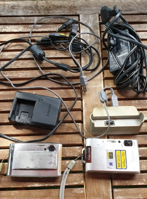 2 Sony Digital Camaras mit Zubehör